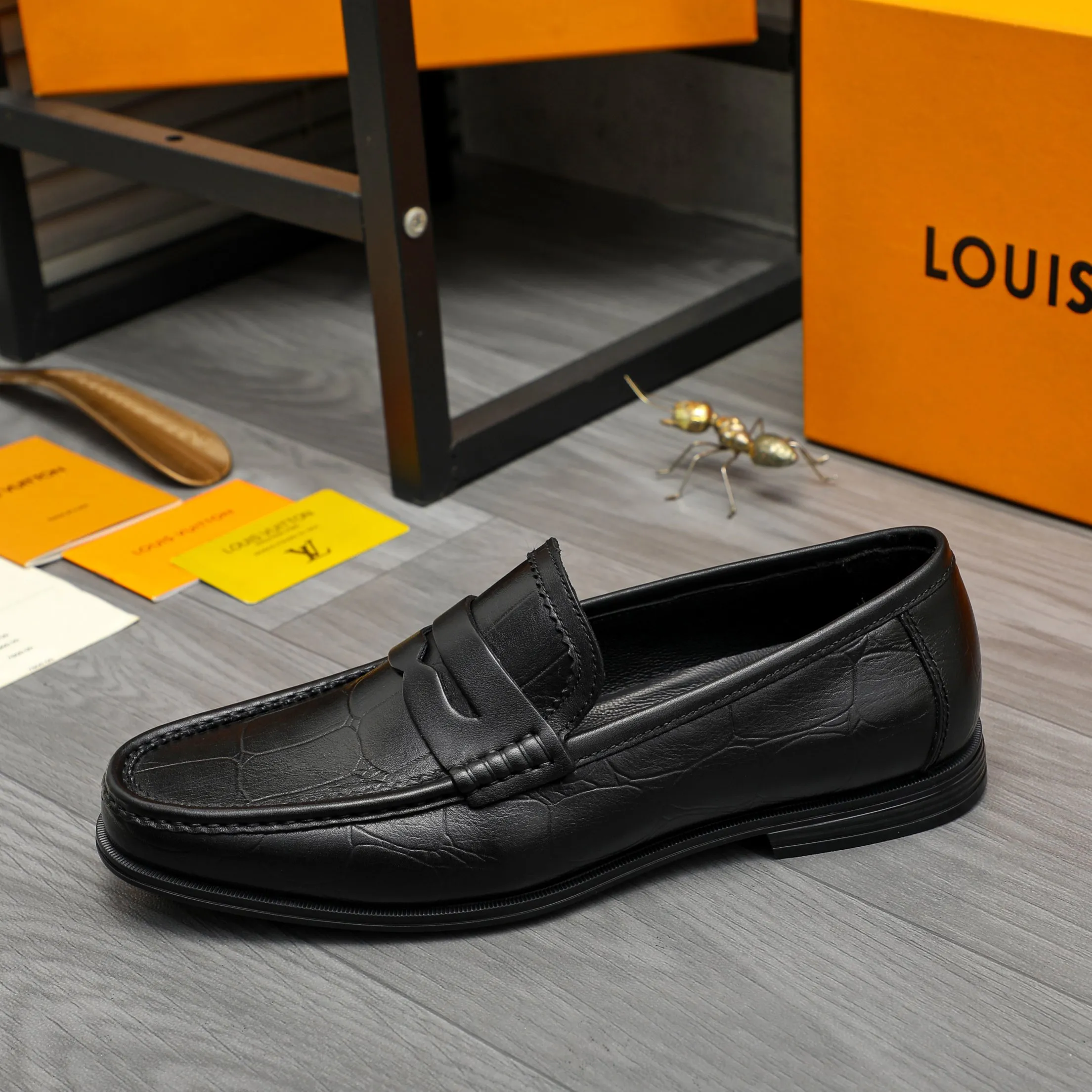 Men's shoes 💰p442 Product trademark: LV (Louis Vuitton) business casual slip-on leather shoes. Regular size: 38-46 (45.46 custom-made, non-returnable) Product materials: Selected high-quality stone grain cowhide upper, cowhide lining, rubber outsole